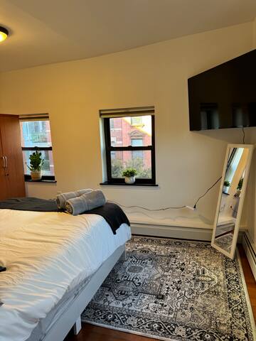 Amazing 3 bedroom apt + private patio gallery image 3