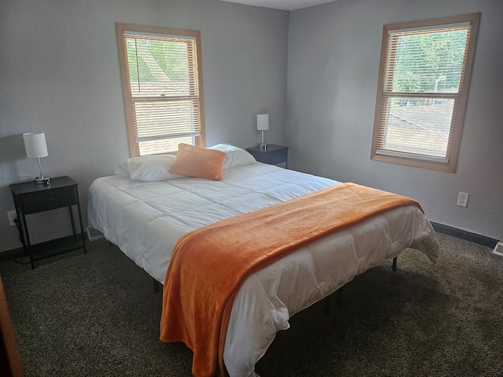 ova se spavaća soba nalazi na drugom katu. 