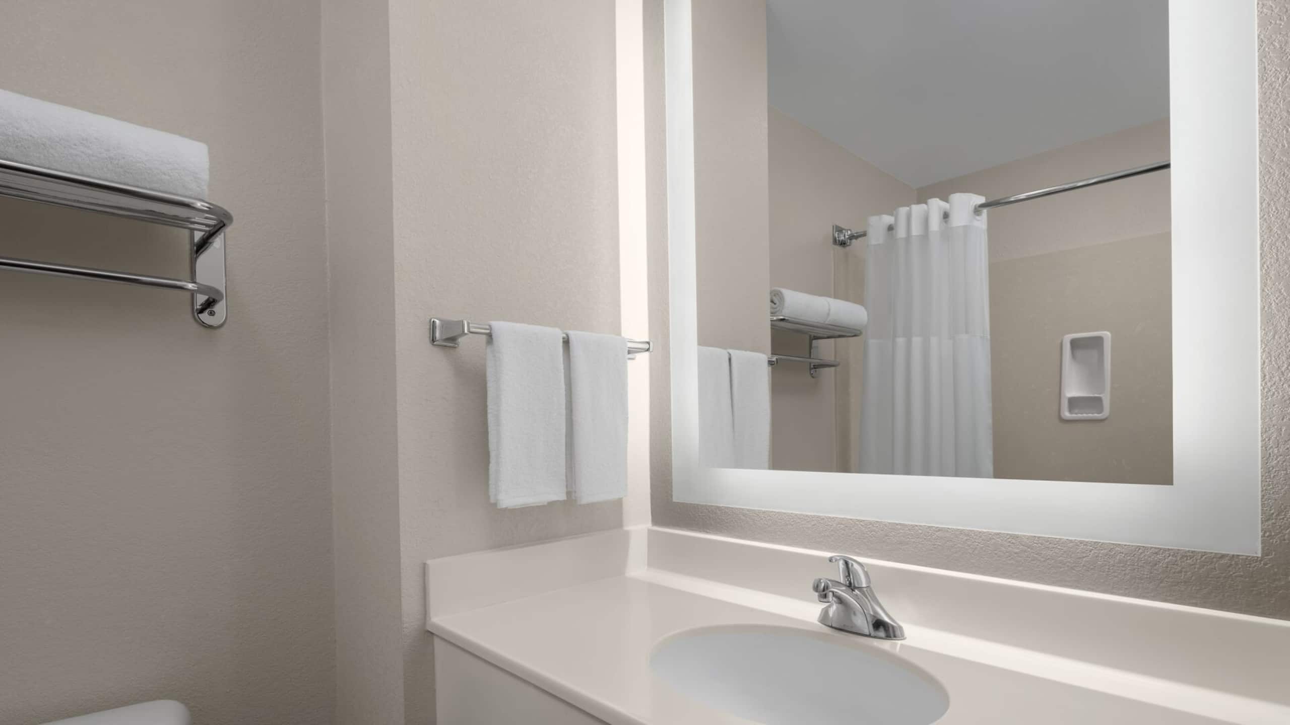Hotel in South San Francisco · ★3.0 · 2 bedrooms · 2 private baths - Image 8