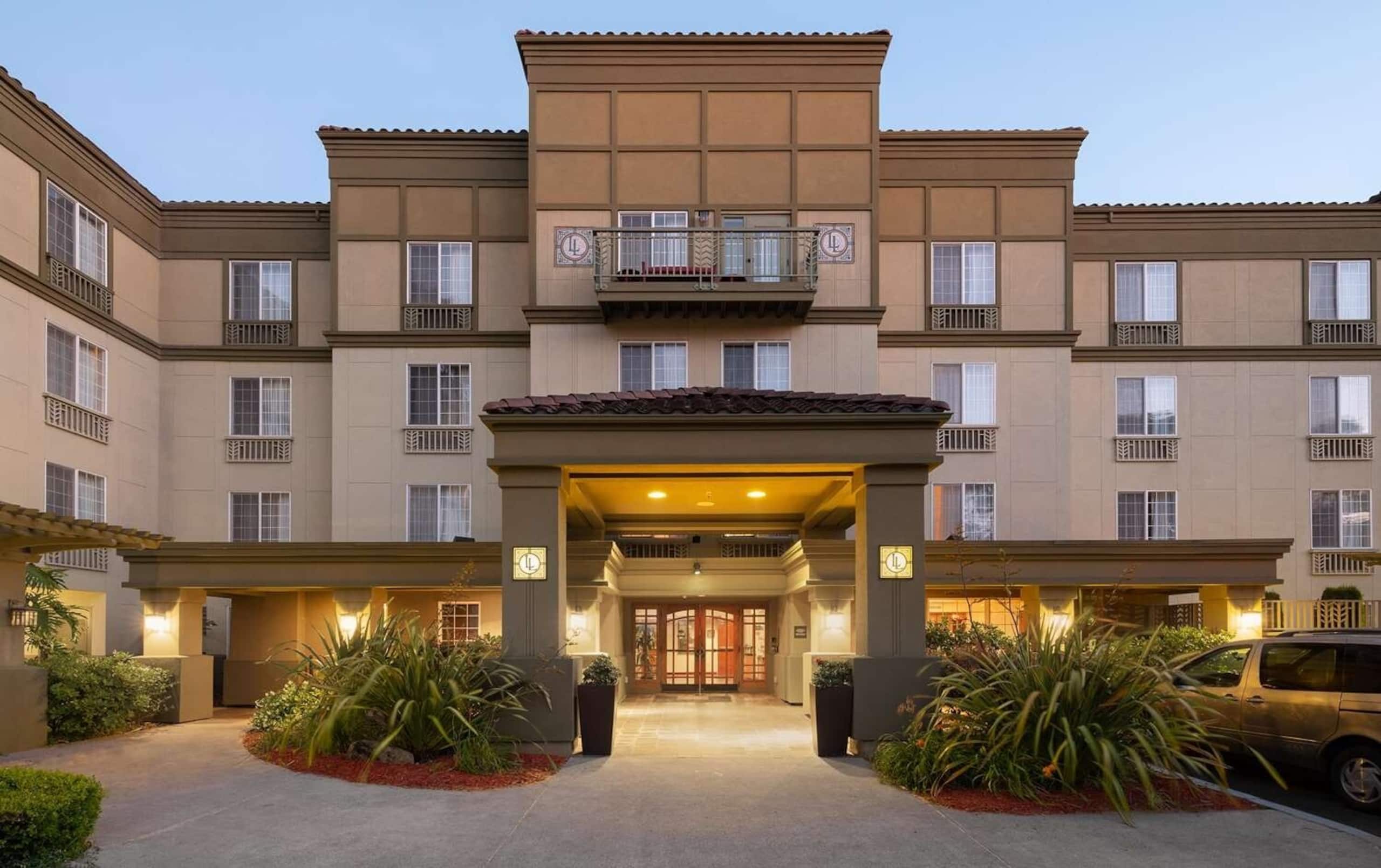 Hotel in South San Francisco · 3 bedrooms · 3 private baths - Image 9
