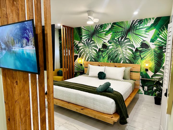 Modern Oasis King Bed Full Kitchen Apartment