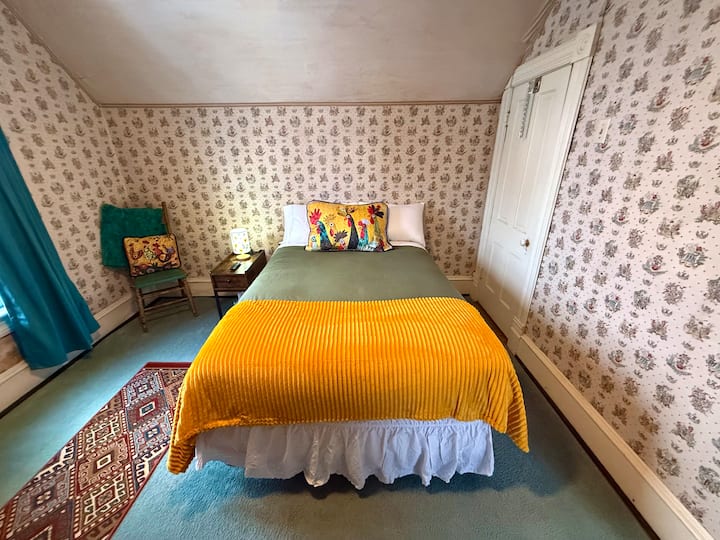 Необична трета спална соба со ДВОЈНИ кревети со душек од пена со меморија со дебелина од 35 см (купен во август 2024 г.), паметен телевизор, стол за седење, висока комода и огледало за стоење. 