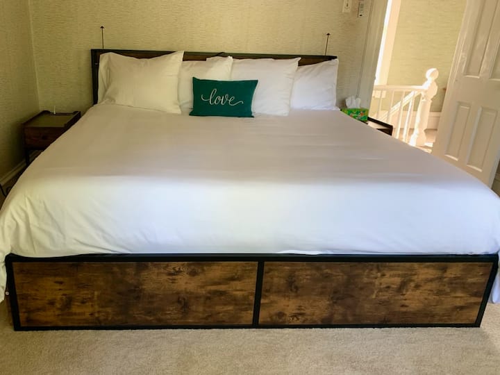 Нов душек од мемориска пена со големина на брачен кревет (август 2024 г.) и нов кревет на полица за книги со ноќни масички со кориснички приклучоци и приклучоци.  