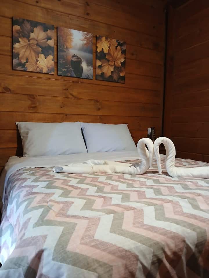 Удобна и тивка двокреветна соба со топол и ладен клима уред за поголема удобност. 