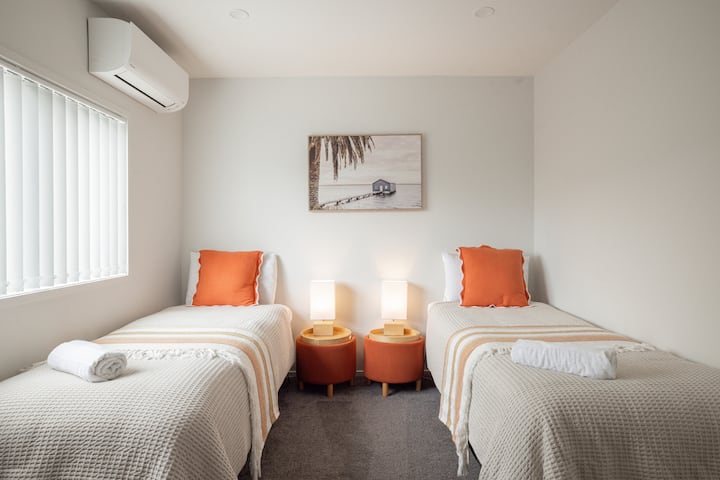 Geräumiges Kingsize-Einzelzimmer im Obergeschoss – diese Betten können zu einem Kingsize-Bett zusammengeschoben oder als Einzelbetten verwendet werden. 