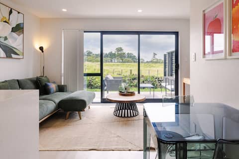 7 minutes to Airport | Modern home with farm views
