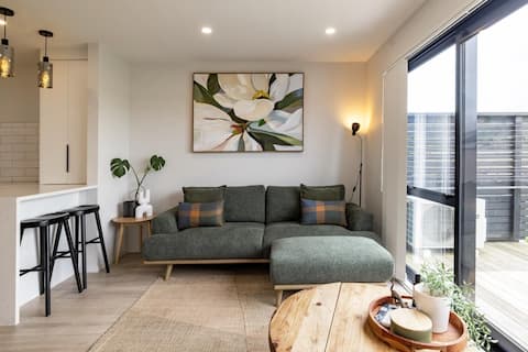 Overlooking Ambury Farm - 5 minutes to Airport