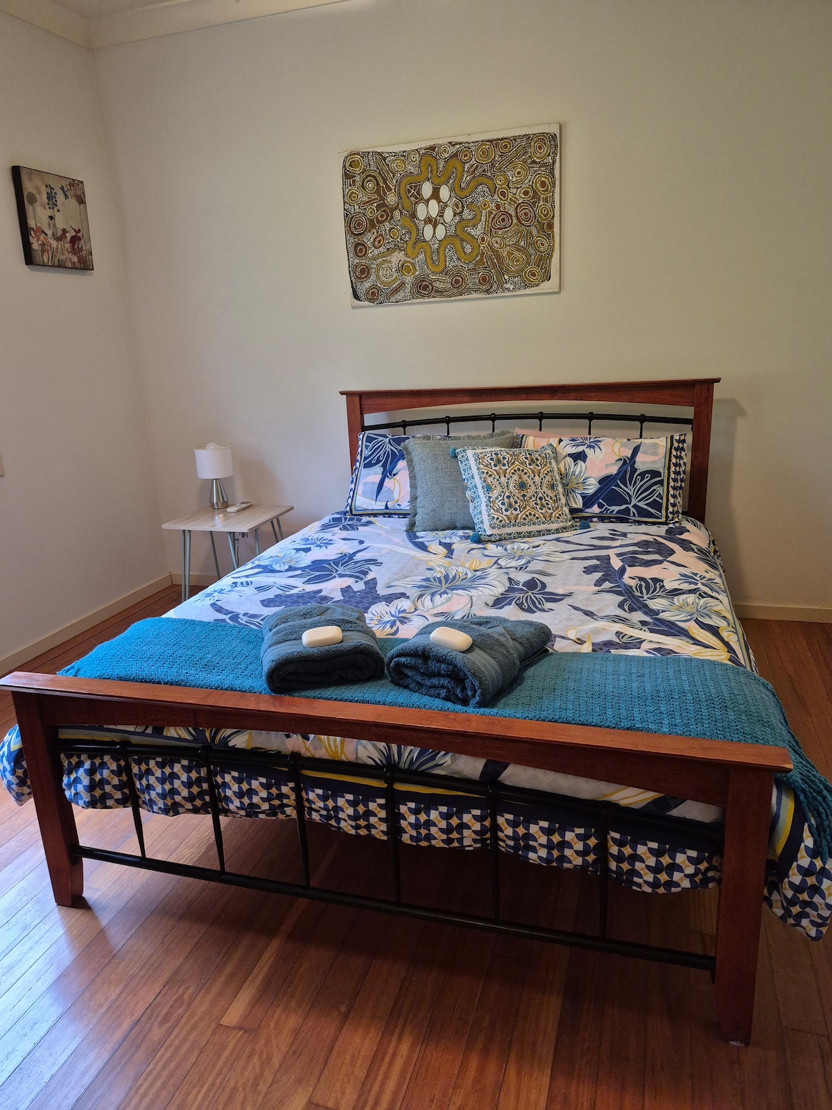 מיטת קווין סייז, מיזוג אוויר, שולחן, חלוק מובנה. 