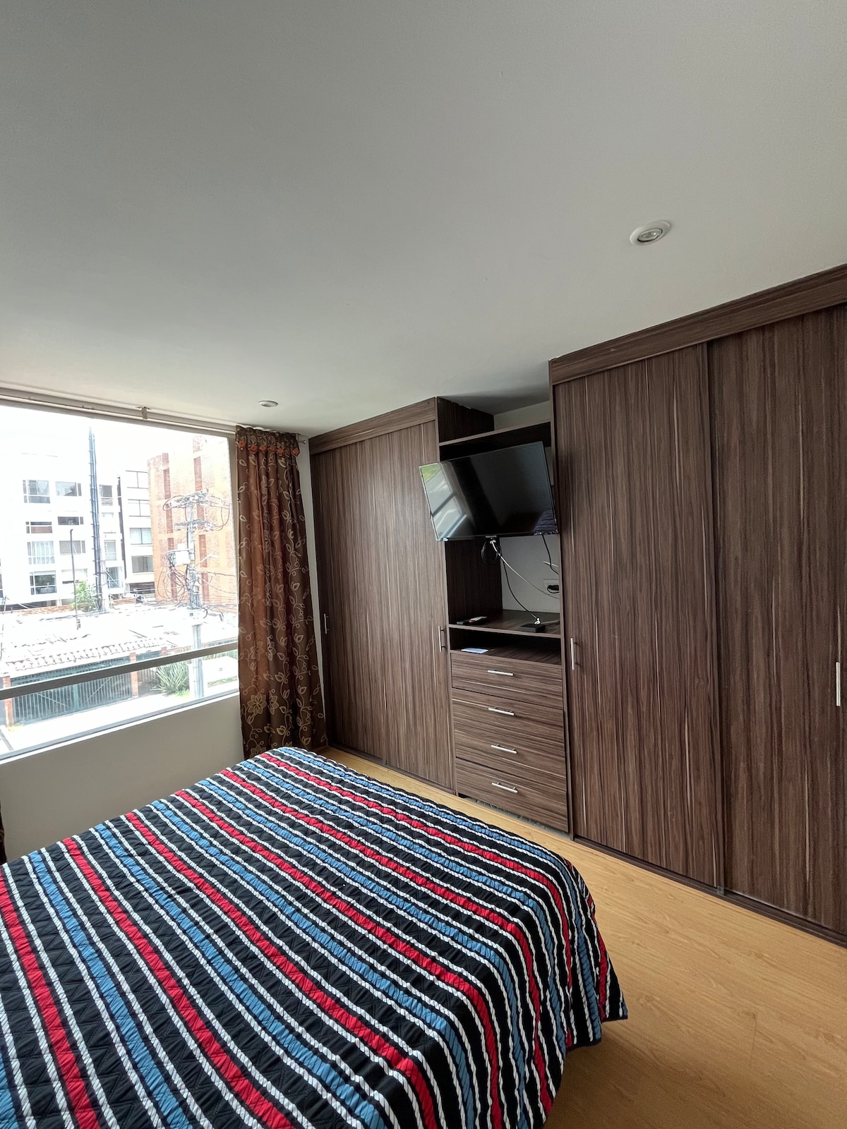 Smart TV (32''), i vendosur në dhomën kryesore 