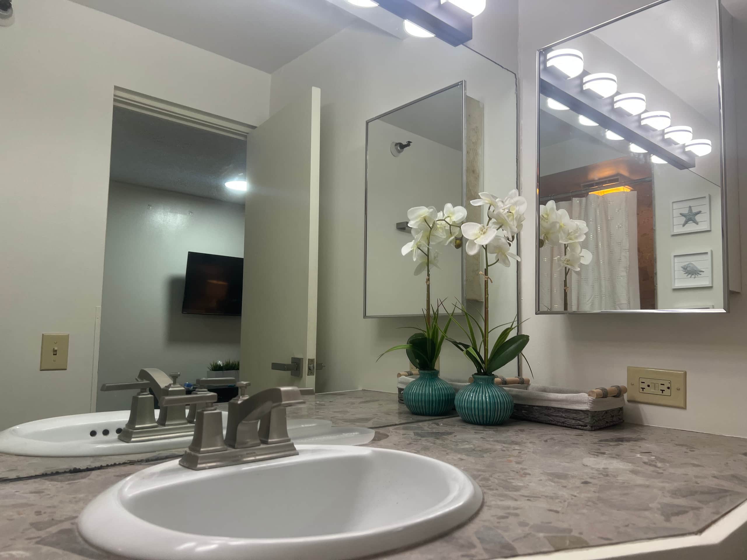 Waikiki Summer Stay Near Everything | 4 Studios - Image 11