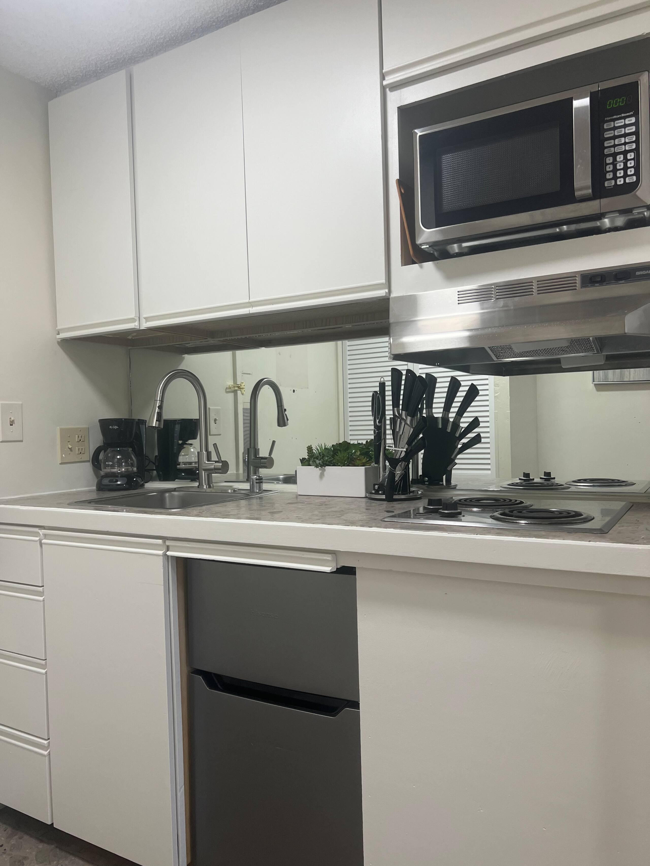 Waikiki Summer Stay Near Everything | 4 Studios - Image 16