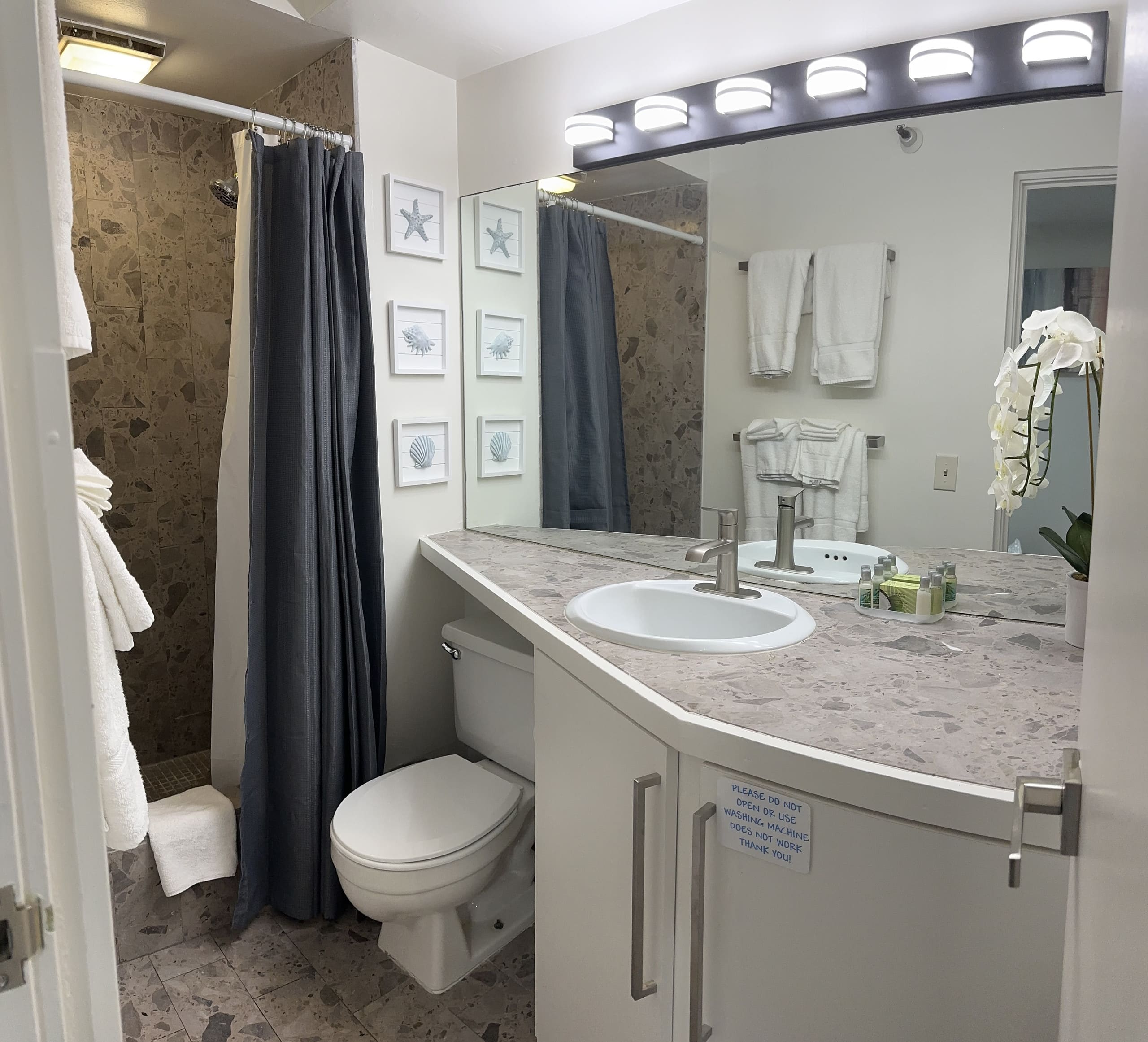 Waikiki Summer Stay Near Everything | 4 Studios - Image 10