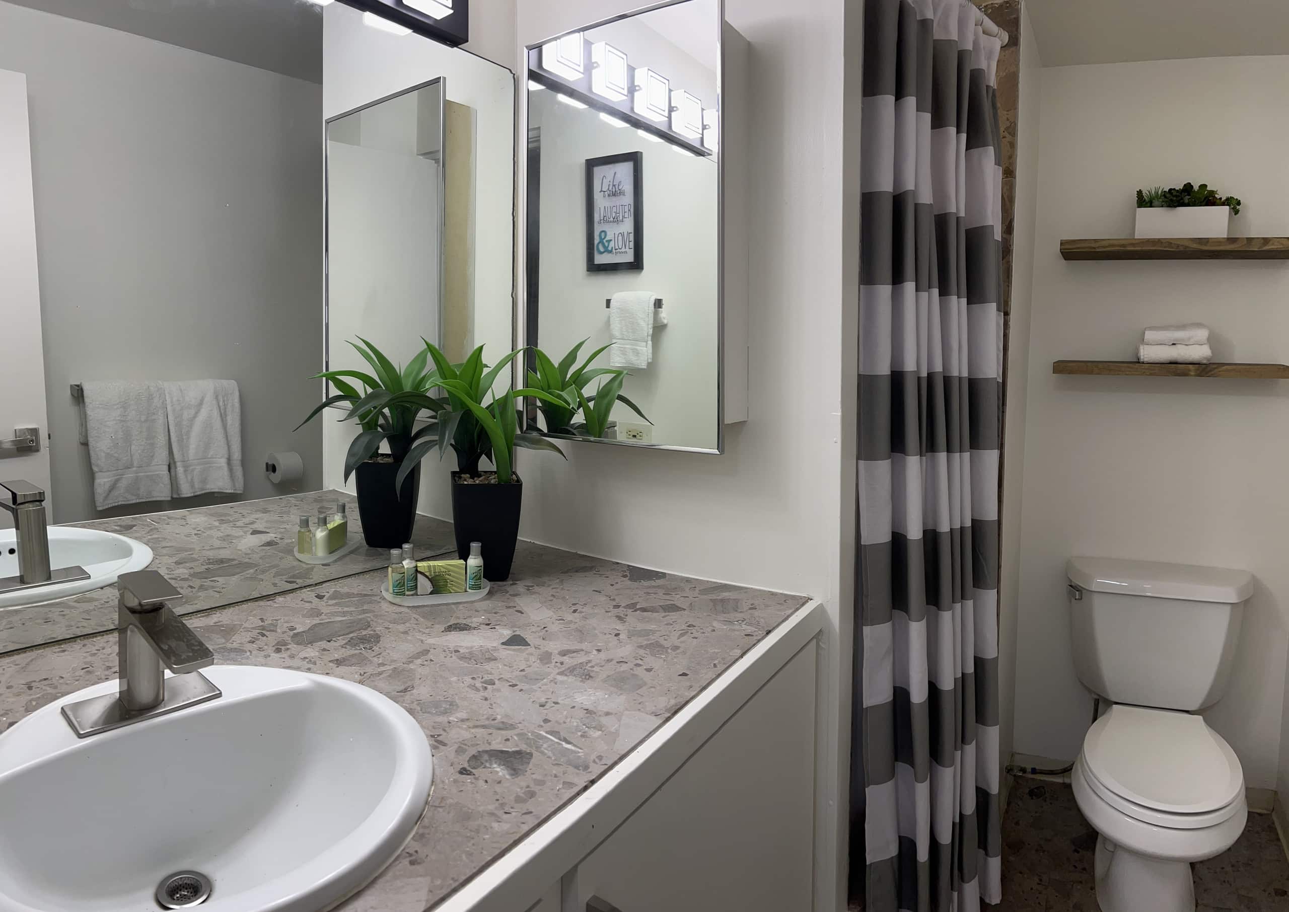 Waikiki Summer Stay Near Everything | 4 Studios - Image 12