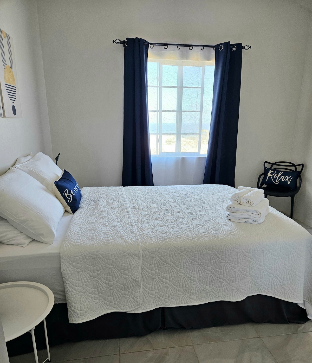 Dhoma e gjumit e pasme ka pamje të mahnitshme nga deti