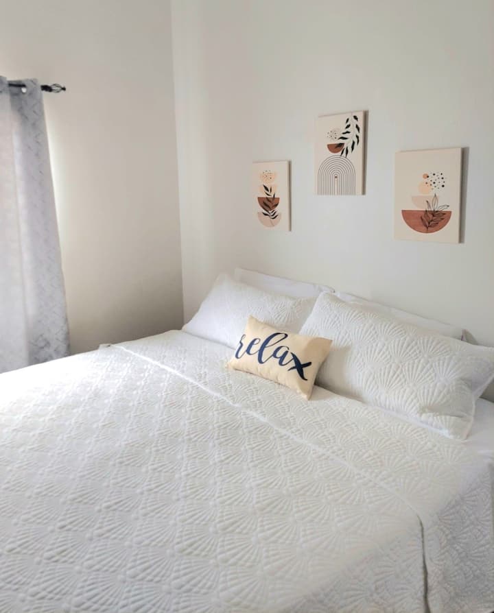 Útulná manželská posteľ King s matracom s vankúšom pre maximálne pohodlie.