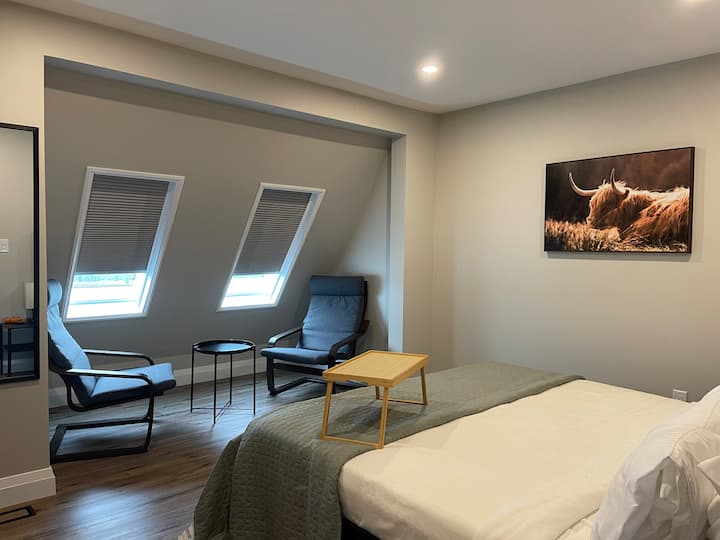 Спалня №2 - Насладете се на спокоен сън на мемори пяна King Size Hybrid с вътрешен пружинен  матрак. Страничните настолни лампи имат вградени USB и електрически контакти за вашите устройства. 