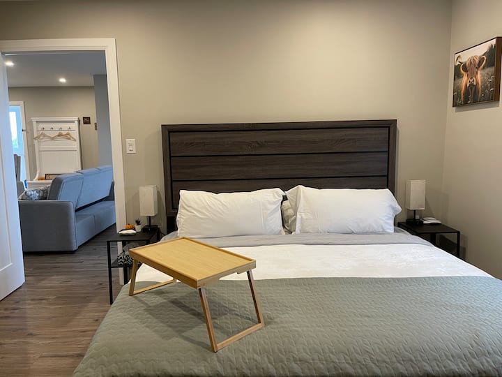 Спалня №1 - Насладете се на спокоен сън на мемори пяна King Size Hybrid с вътрешен пружинен  матрак. Страничните настолни лампи имат вградени USB и електрически контакти за вашите устройства. 