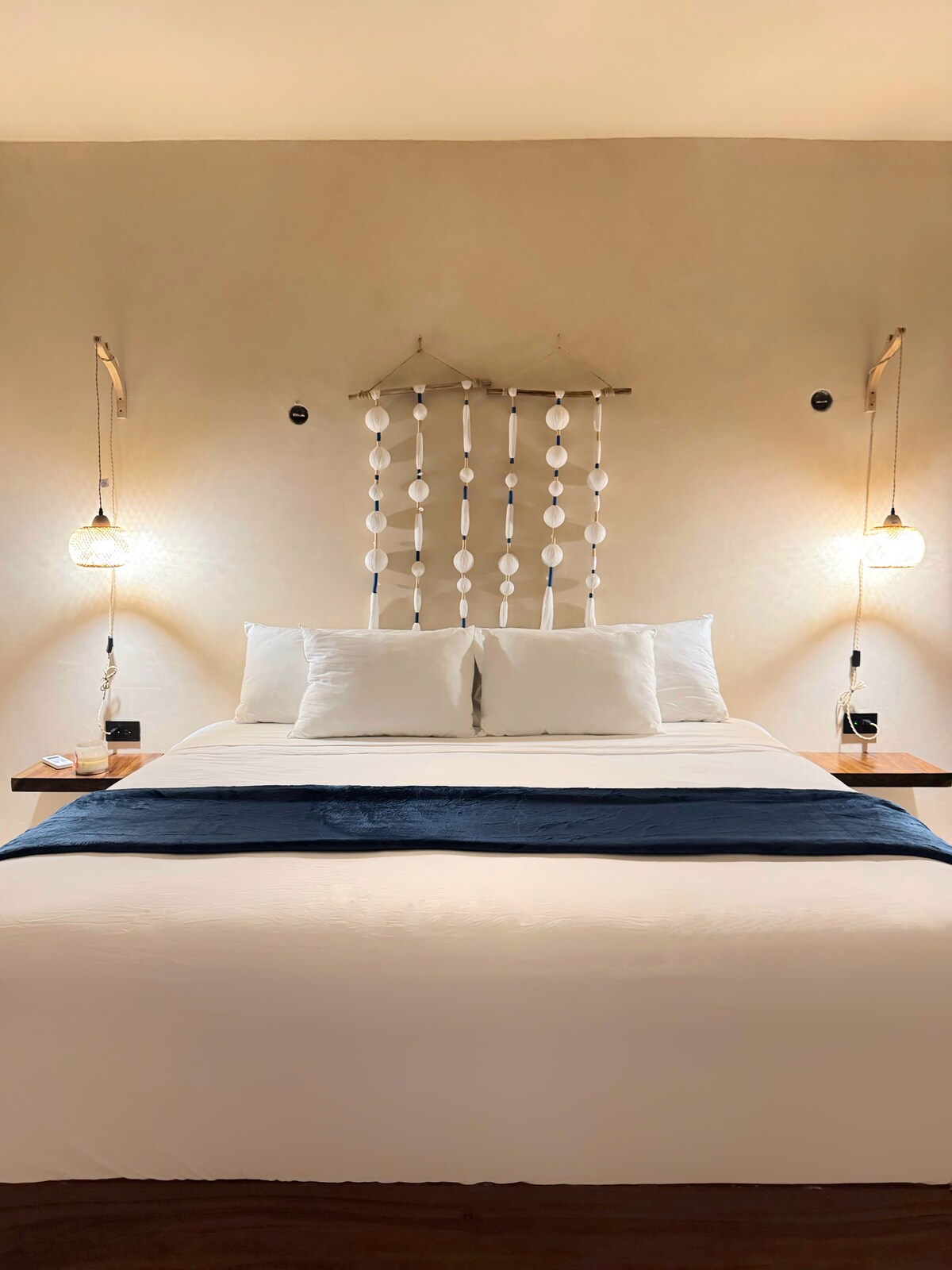 Recamara na kitanda cha King size kwa ajili ya mapumziko mazuri kwa ajili ya ukaaji wako na mwangaza sahihi ambao unatofautiana na kuta na mapambo