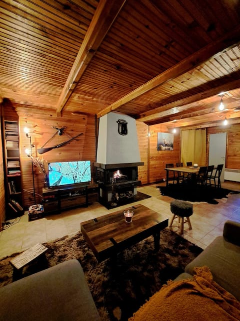 At the Norman trapper (1.5 hours from Paris) 4 beds.