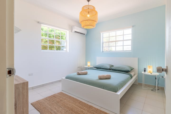 Táto pohodlná spálňa s manželskou posteľou sa nachádza len pár krokov od druhej kúpeľne s toaletou pre väčšie pohodlie.