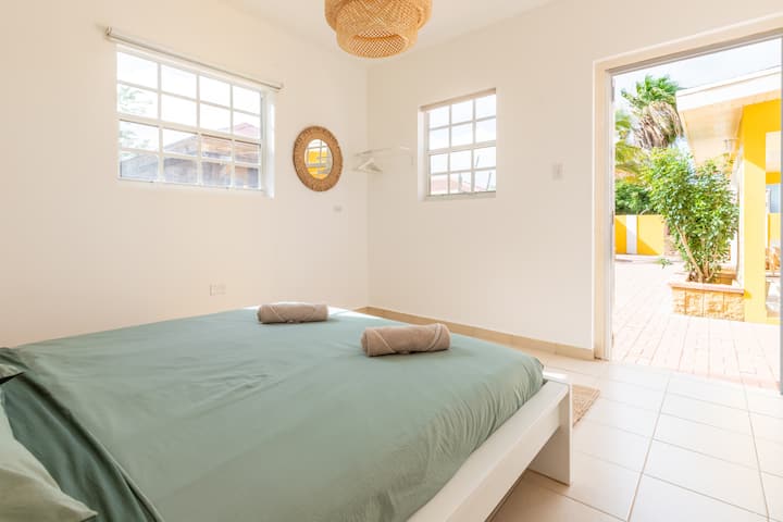 Vďaka vlastnému vchodu a výhľadu do záhrady je to ideálne útočisko pre páry alebo staršie deti.