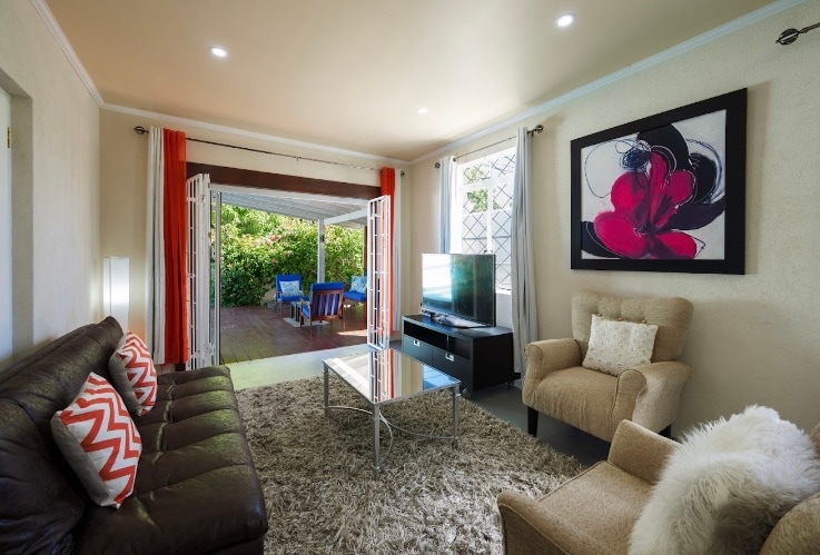 Heb je geen zin om uit te gaan? Blijf binnen, ontspan en kijk naar je favoriete spel of film. Meld je aan bij Netflix of speel je favoriete afspeellijst af op deze smart-tv.