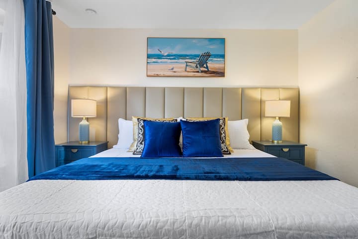 Kjo dhomë gjumi e dytë kryesore ka një krevat dopio, divan dopio, dritare të madhe me pamje nga liqeni, televizor dhe banjë brenda në suitë.  Ndjeje flladin e oqeanit pa u larguar nga dhoma. Kjo dhomë gjumi e frymëzuar nga plazhi është arratisja e përkryer.  