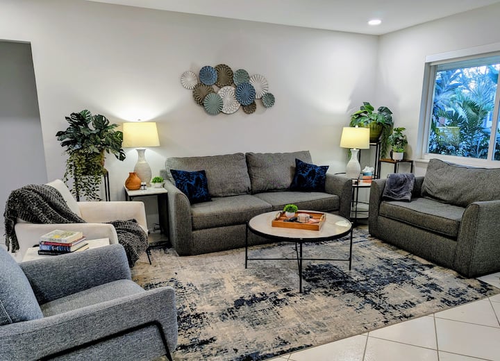 Po zábavnom dni plnom objavovania si oddýchnite v útulnej obývačke. 