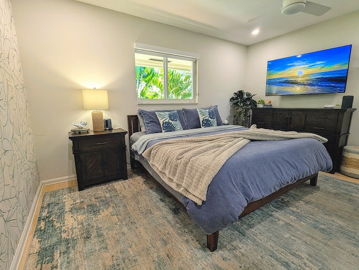 Primárna izba má vlastnú kúpeľňu, šatník, inteligentný televízor, zatemňovacie rolety a manželskú posteľ. 