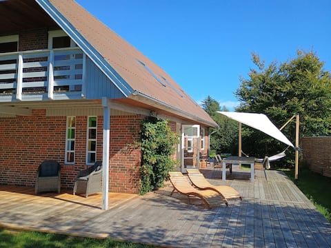 Family-friendly home near beach forest harbour