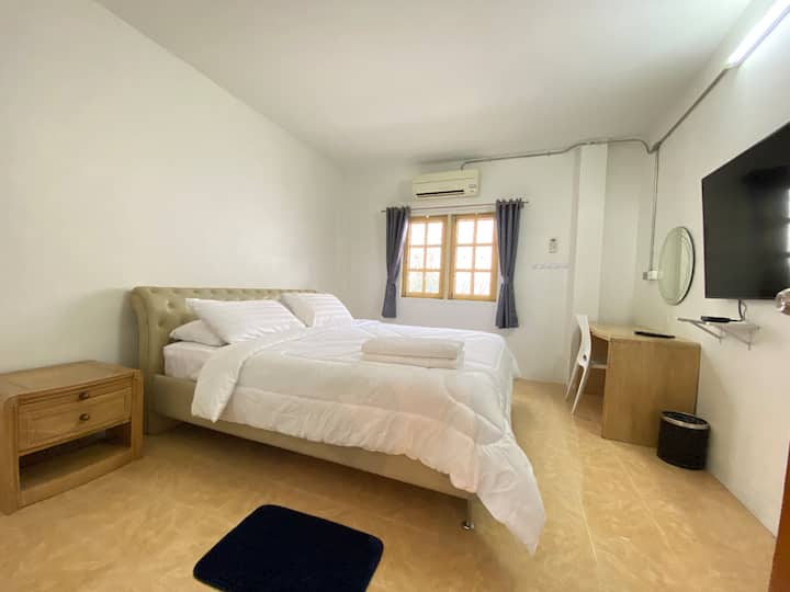 6 foot king size bed
Slumberland brand 
If you need an extra bed, advance notice is required.