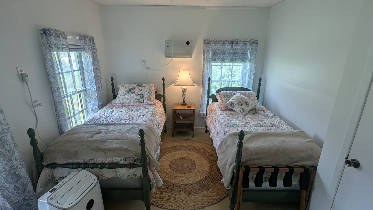 Bedroom 4 with 2 single beds