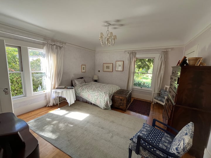 Dormitorio principal espacioso con vistas al jardín, cama de matrimonio y acceso al baño. Dos armarios grandes e individuales.