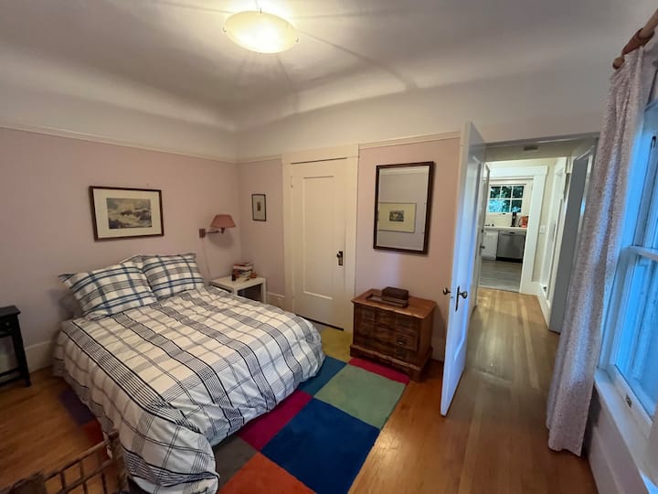 Segundo dormitorio queen con baño contiguo y armario grande.