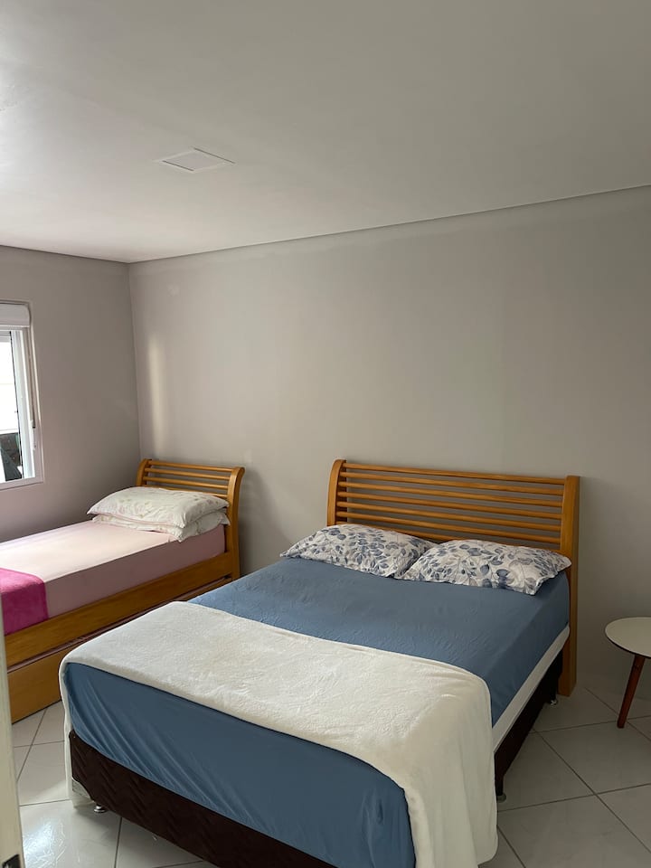 Kitanda 1 cha watu wawili, kitanda 1 cha mtu mmoja chenye
Kichwa cha kitanda, feni 1, kabati 1, mito 4 na mablanketi 3 na kioo 1. 