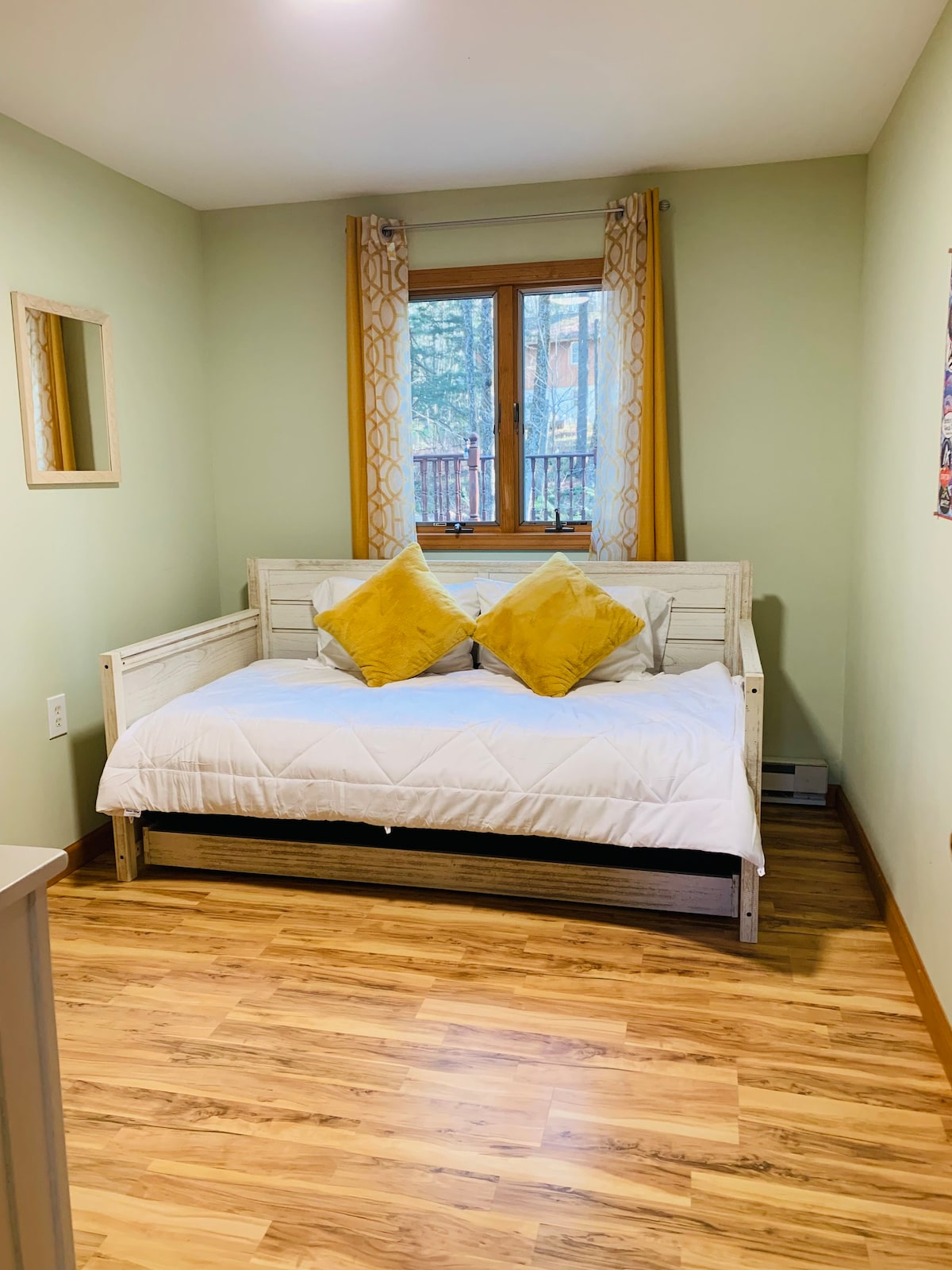 Dy krevate dopio. Tërhiqe ose ngrihu për të bërë një krevat dopio "king"!