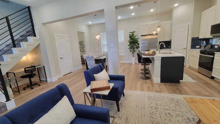Walk To Historic Downtown Mckinney | 3br| Sleeps 8 - McKinney, TX