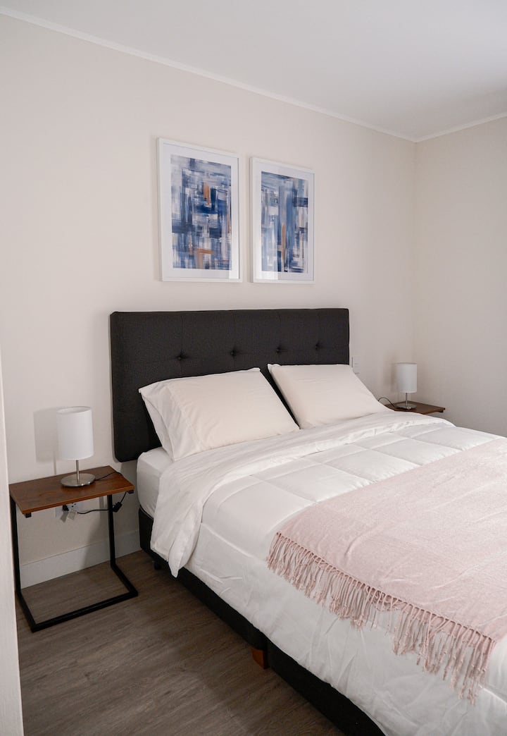 La habitación principal cuenta con una cómoda cama de Queen.