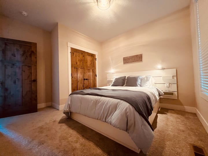 Main level guest bedroom