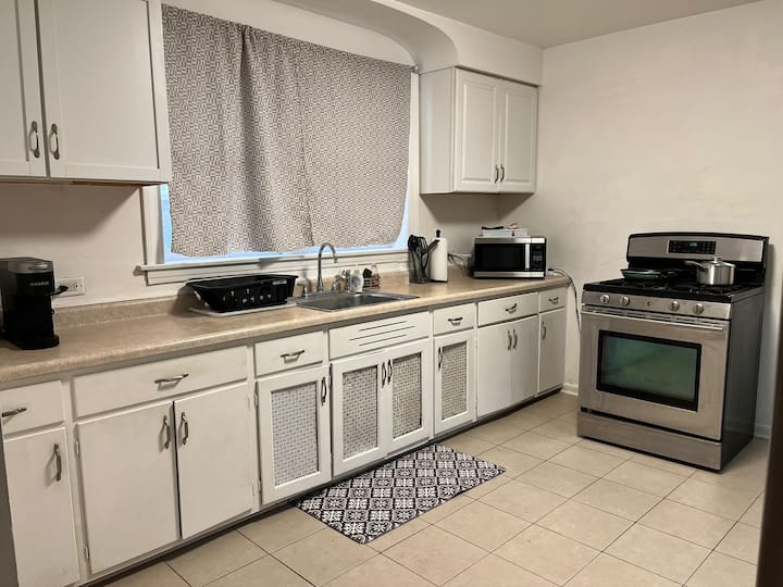 PrivateAPT/Near Food, Stores,Garage parking