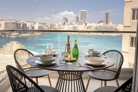 Designer Sea View Apt in Top Location