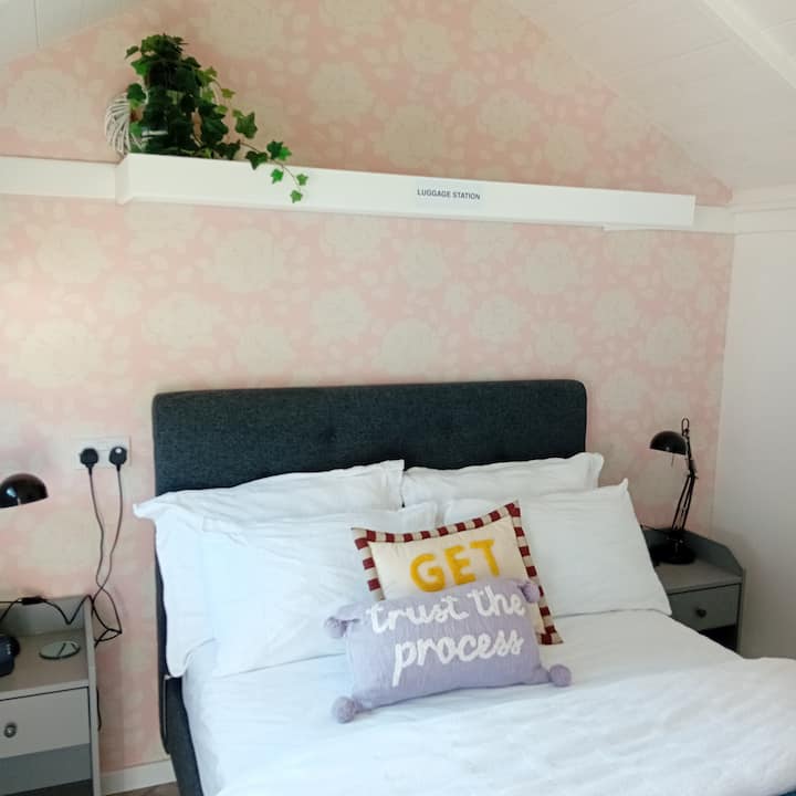 Everard Lodge - Lakeside
Roath Park/free Parking - Cardiff