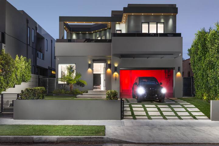 Modern Melrose Luxury! Live with the STARS! 5 BDRM gallery image 2