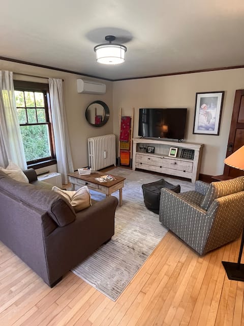 The Crooked Chimney Upper Flat
Excellent location!