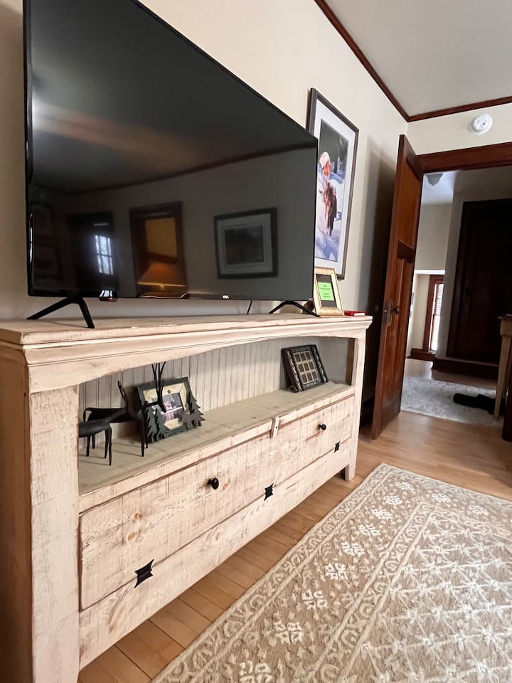 The Crooked Chimney Upper Flat
Excellent Location! - Cedarburg, WI