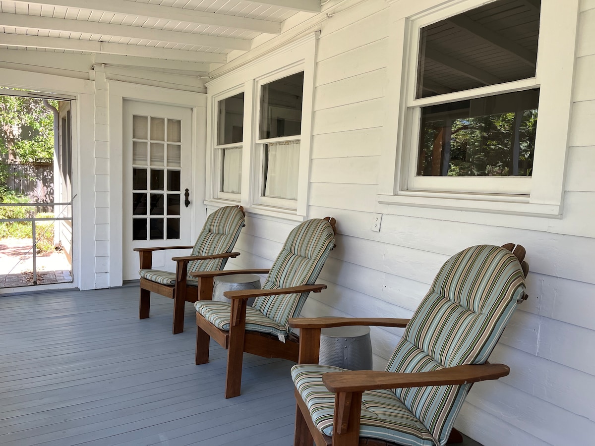 Cozy Cottage In North University & Near Downtown