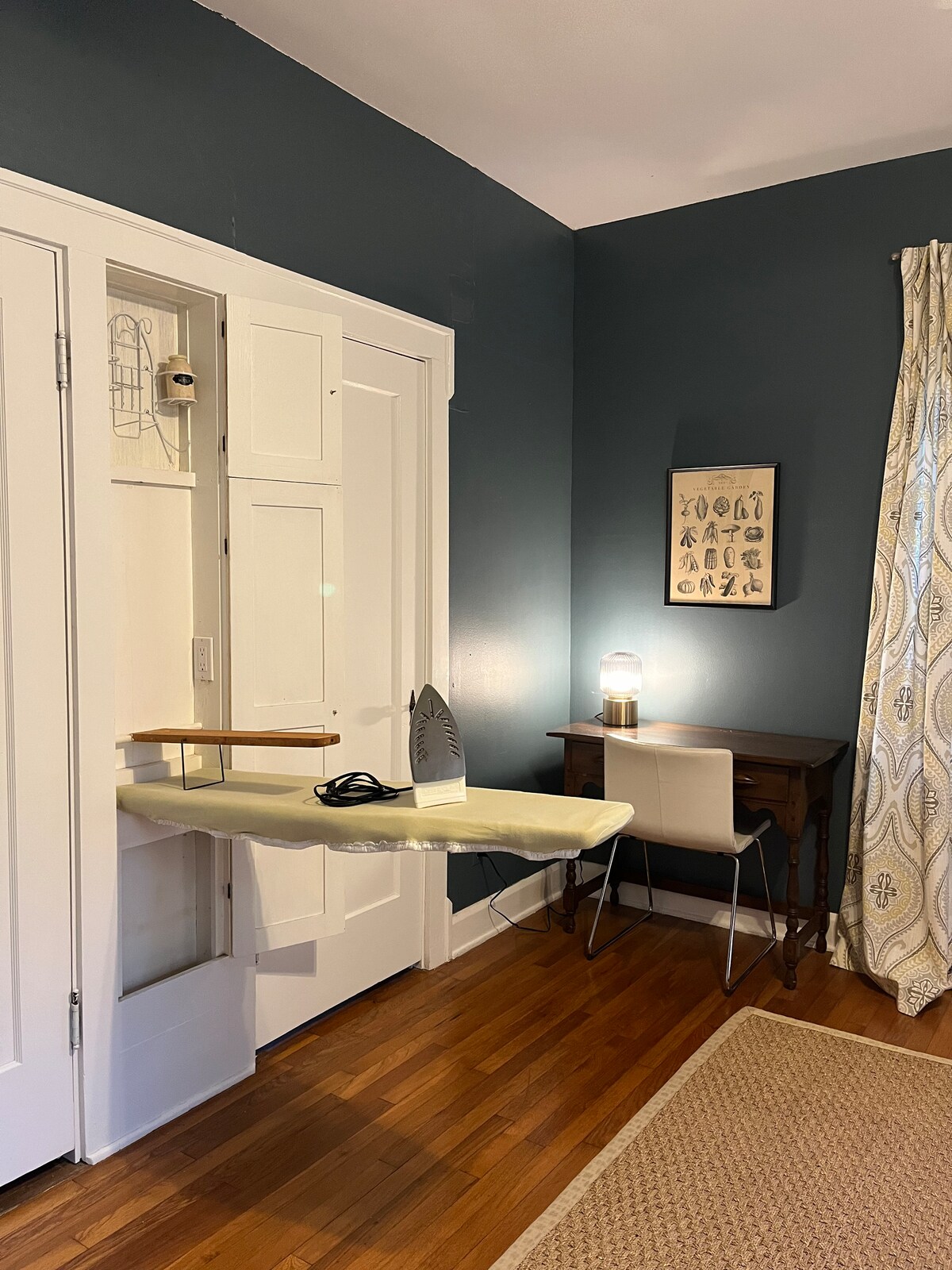 Cozy Cottage In North University & Near Downtown