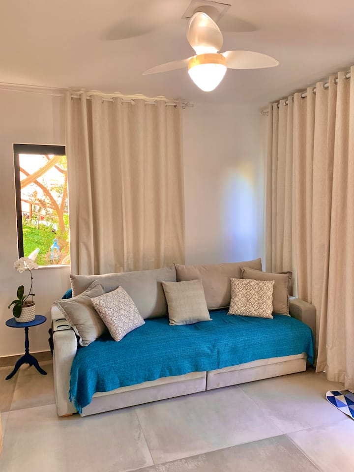 Aconchegante Sala مع أريكة مريحة سرير مزدوج في أكياس الينابيع، تلفزيون ذكي 55’ مع دعم مفصلي بزاوية 360 درجة، جهاز تحكم عن بعد قوي لمروحة السقف. يحتوي سالا على حمام اجتماعي ومقعد لتناول الطعام ومقاعد