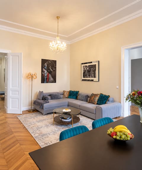 Leistungsstarkes Airbnb: Elegant 3BR Apartment – Central Vienna in Josefstadt