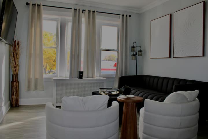 2 bedroom• 3 beds • 1 bath Apartment in Berwyn
